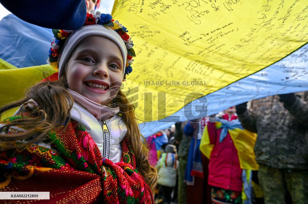 Longest flag signed by military in Lviv