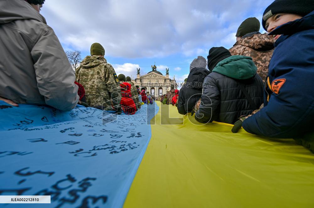 Longest flag signed by military in Lviv