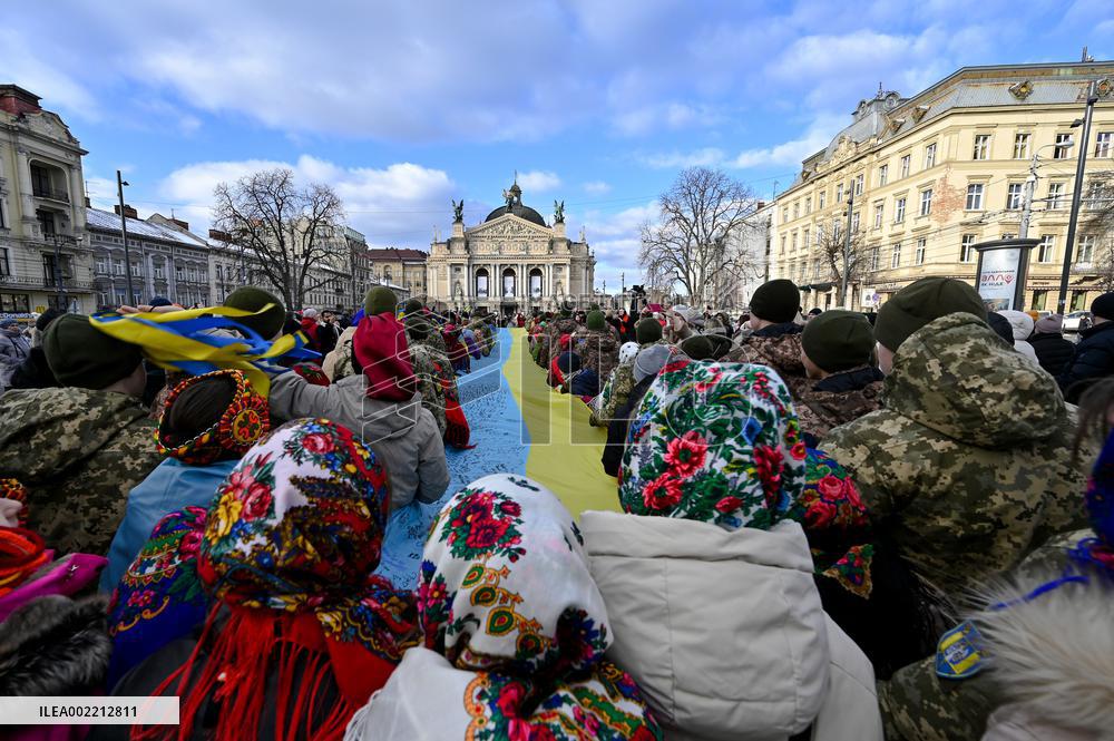 Longest flag signed by military in Lviv
