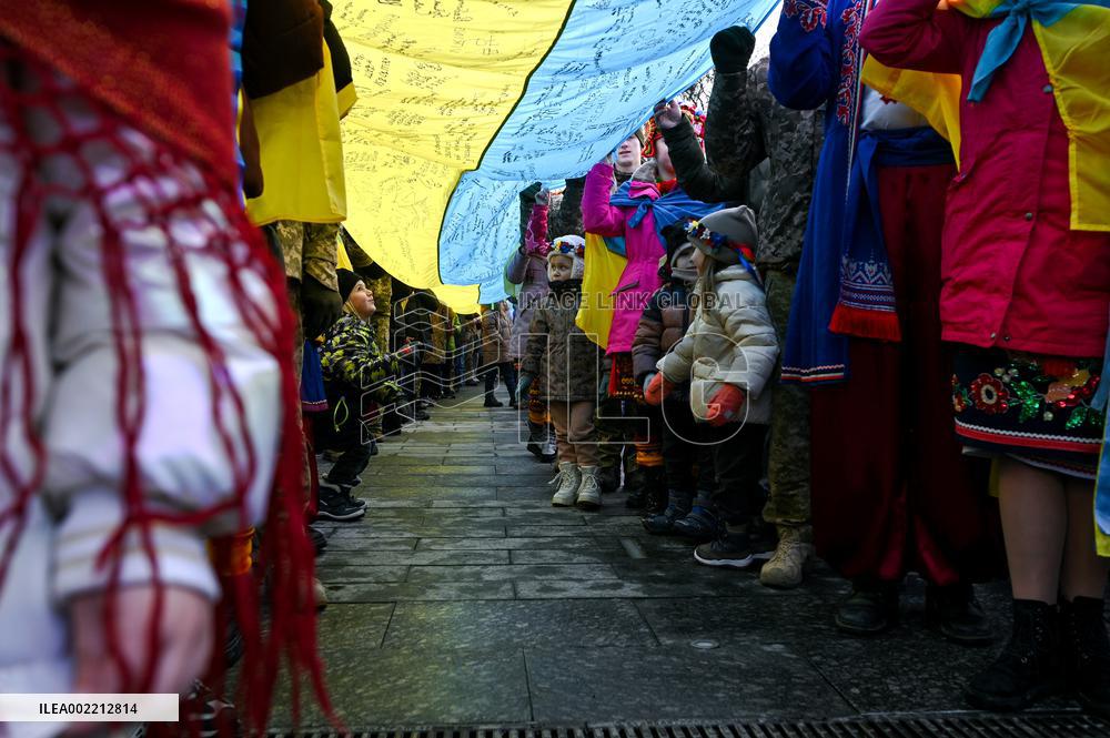 Longest flag signed by military in Lviv