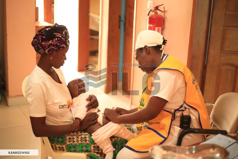 CAMEROON-DOUALA-MALARIA-VACCINATION