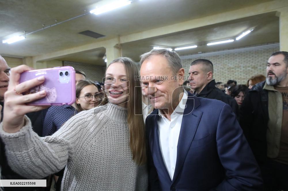 Volodymyr Zelenskyy and Donald Tusk meet with students in Kyiv