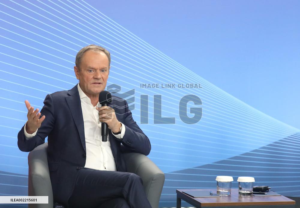 Volodymyr Zelenskyy and Donald Tusk meet with students in Kyiv