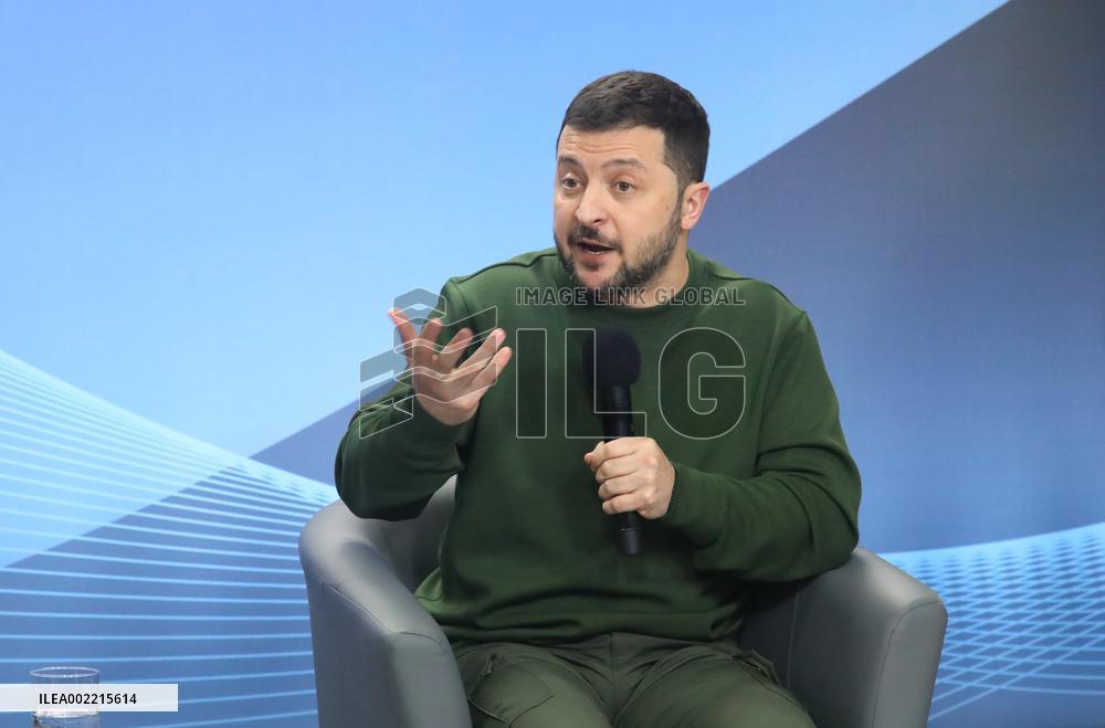 Volodymyr Zelenskyy and Donald Tusk meet with students in Kyiv