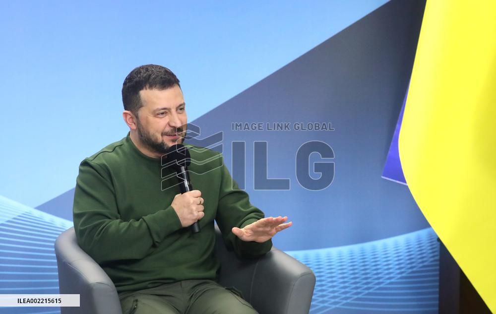 Volodymyr Zelenskyy and Donald Tusk meet with students in Kyiv