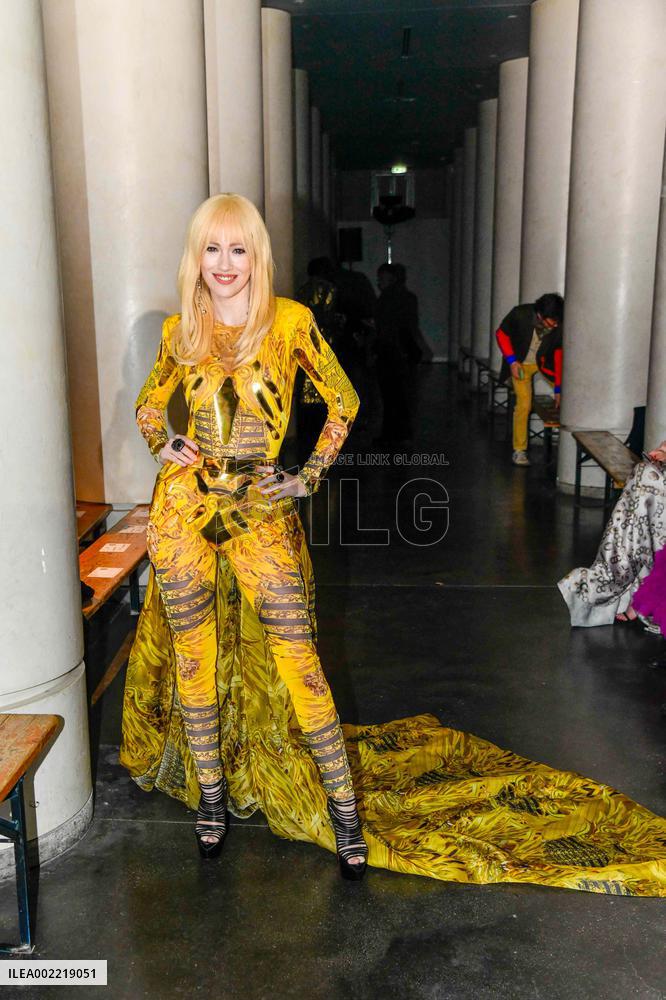 PFW - On Aura Tout Vu Front Row