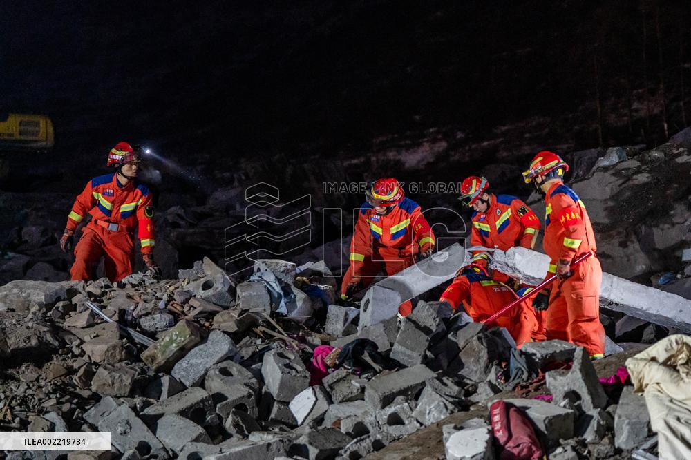 Xinhua Headlines: All-out efforts in search of landslide survivors as death toll rises to 31 in SW China