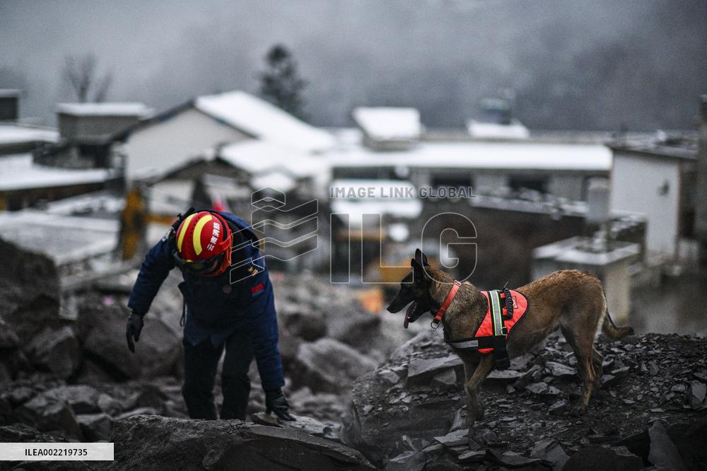 Xinhua Headlines: All-out efforts in search of landslide survivors as death toll rises to 31 in SW China