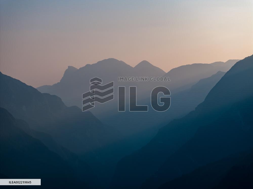 (SKYEYE) CHINA-CHONGQING-CLIFF ROAD (CN)