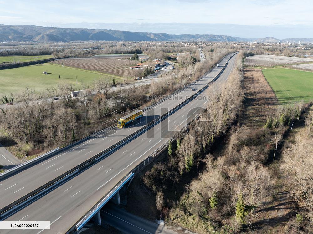 A7 motorway without traffic as blocked by farmers - Drome