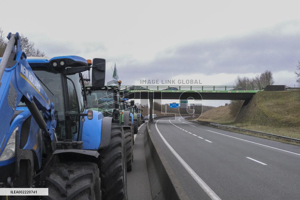 Farmers Block A16 Motorway - Beauvais