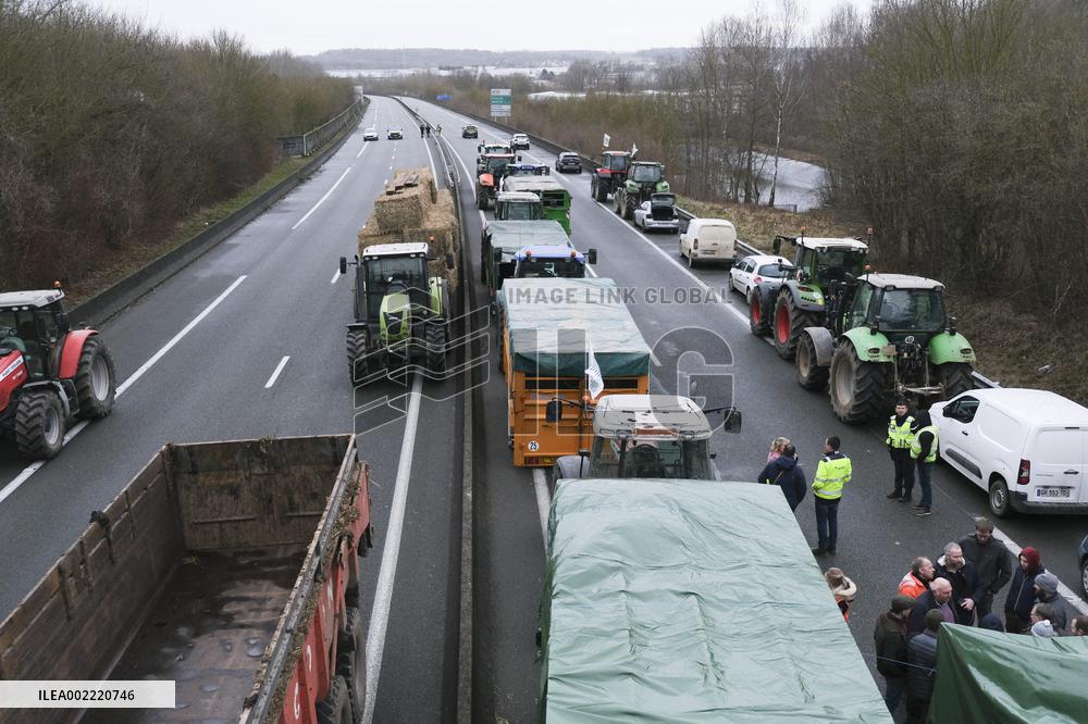 Farmers Block A16 Motorway - Beauvais