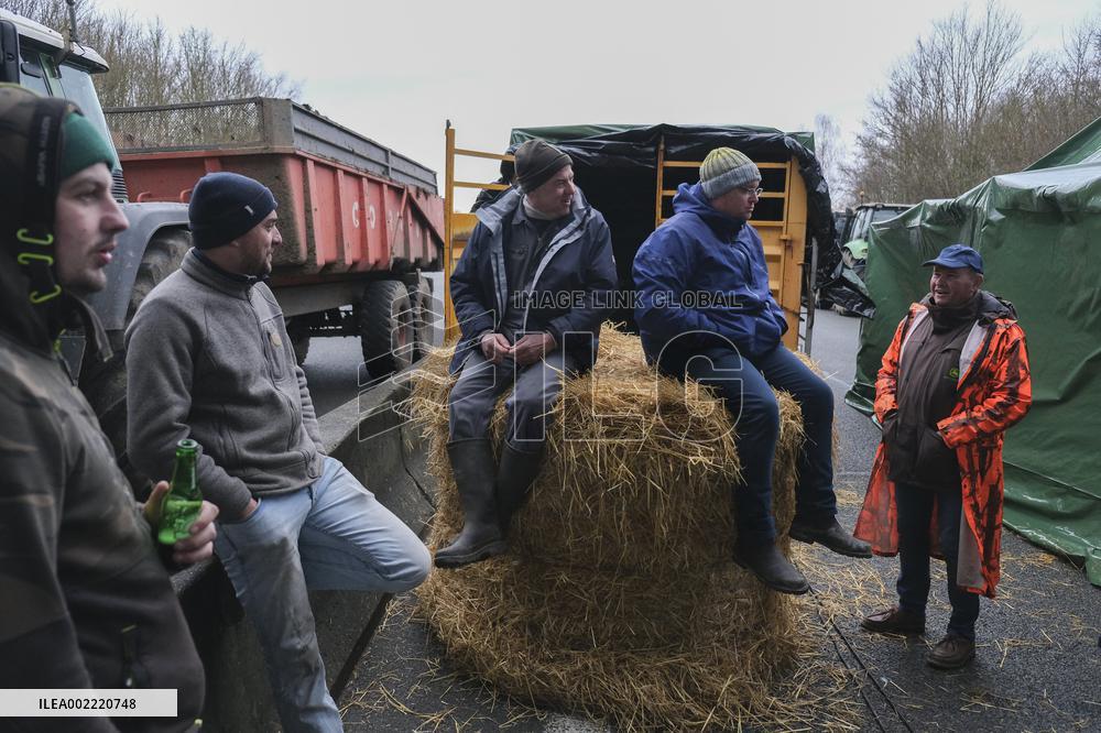 Farmers Block A16 Motorway - Beauvais