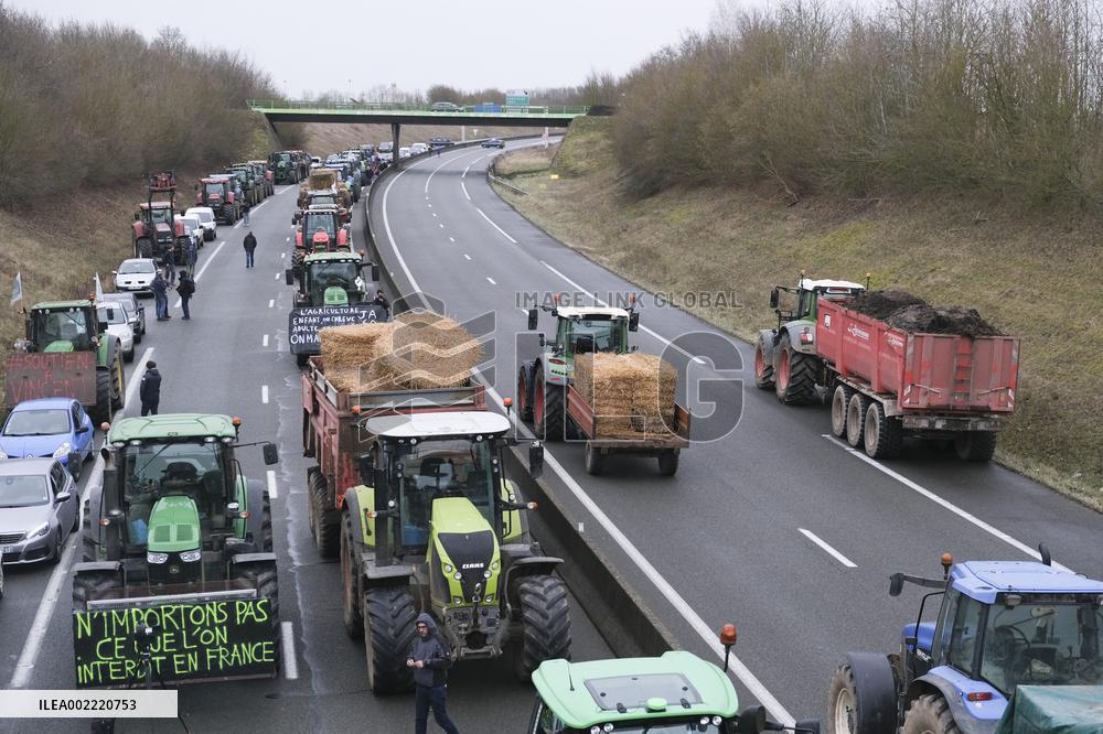 Farmers Block A16 Motorway - Beauvais