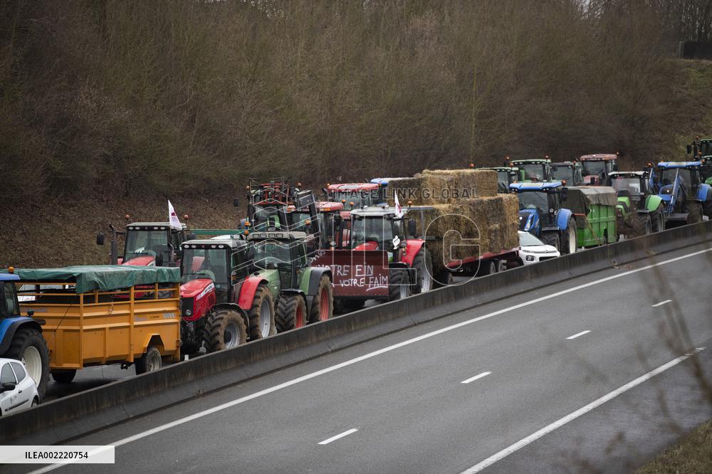 Farmers Block A16 Motorway - Beauvais