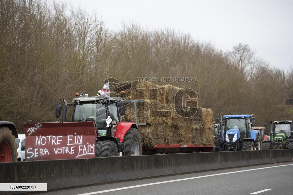 Farmers Block A16 Motorway - Beauvais