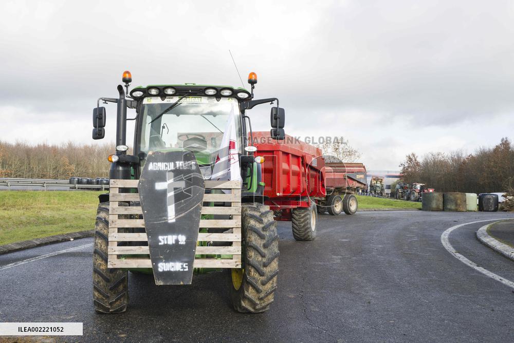 Farmers Block A20 Motorway - Montauban