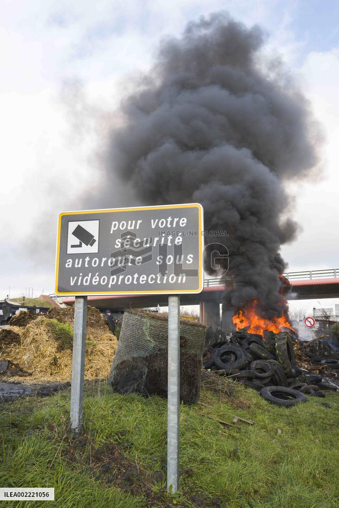 Farmers Block A20 Motorway - Montauban