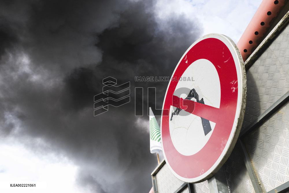 Farmers Block A20 Motorway - Montauban