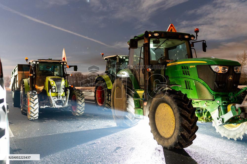 Farmers Block A61 Motorway - South Of Toulouse