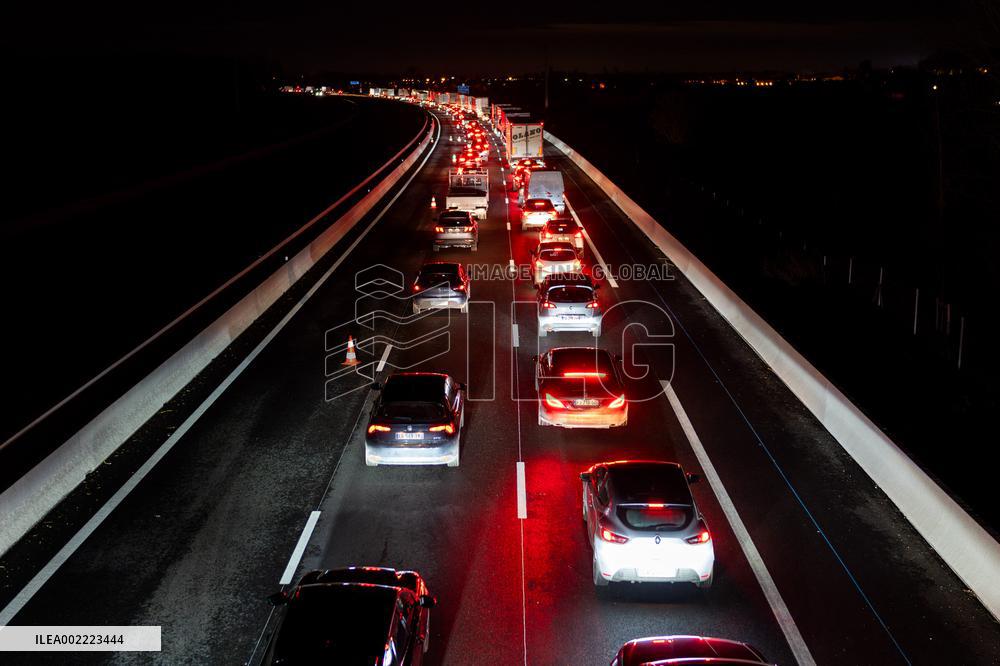 Farmers Block A61 Motorway - South Of Toulouse