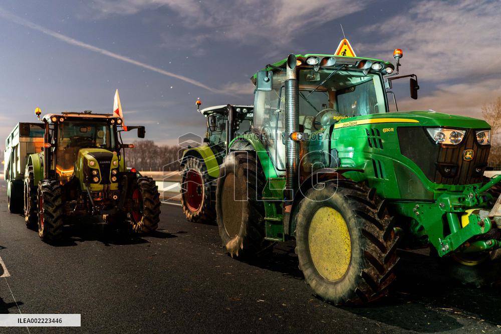 Farmers Block A61 Motorway - South Of Toulouse