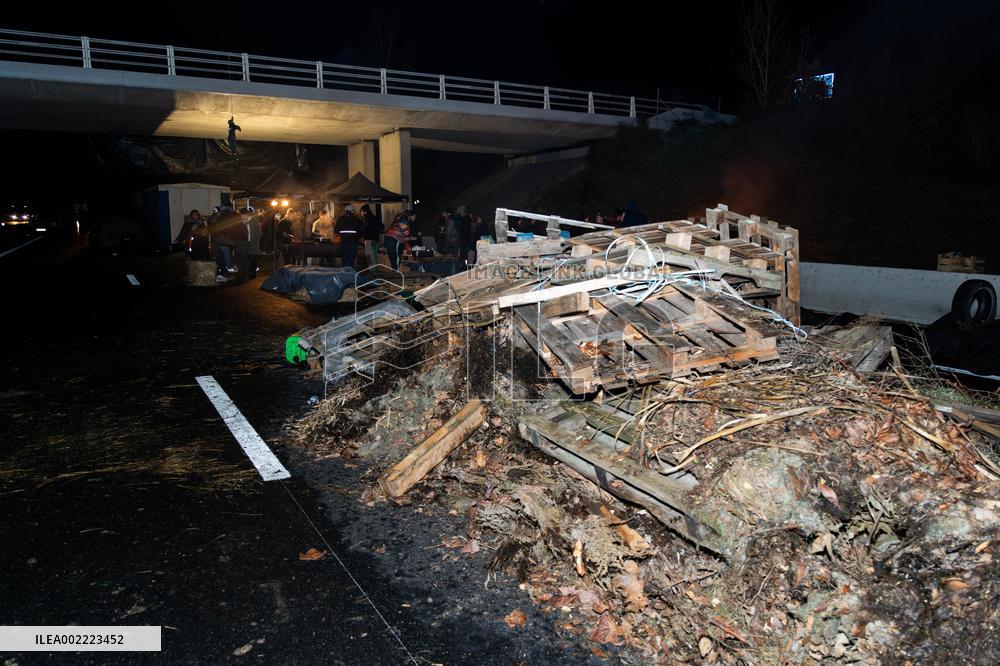 Farmers Block A61 Motorway - South Of Toulouse