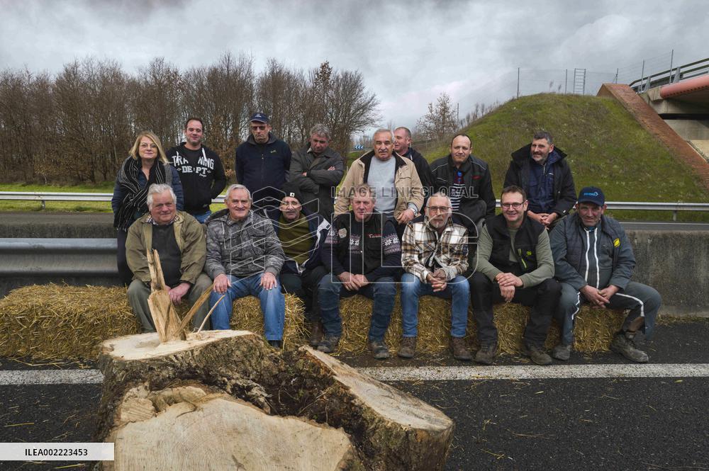 Farmers Block A20 Motorway - Montauban