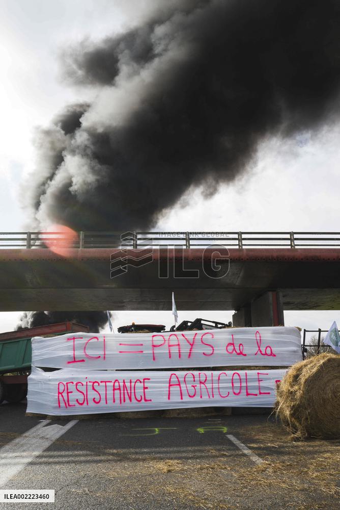 Farmers Block A20 Motorway - Montauban
