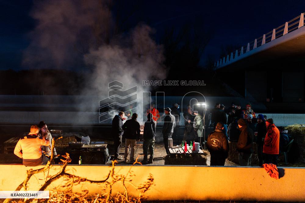 Farmers Block A61 Motorway - South Of Toulouse