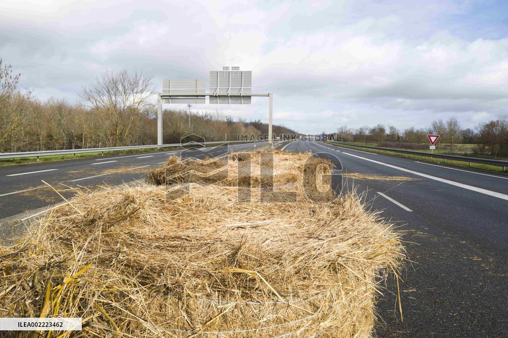 Farmers Block A20 Motorway - Montauban