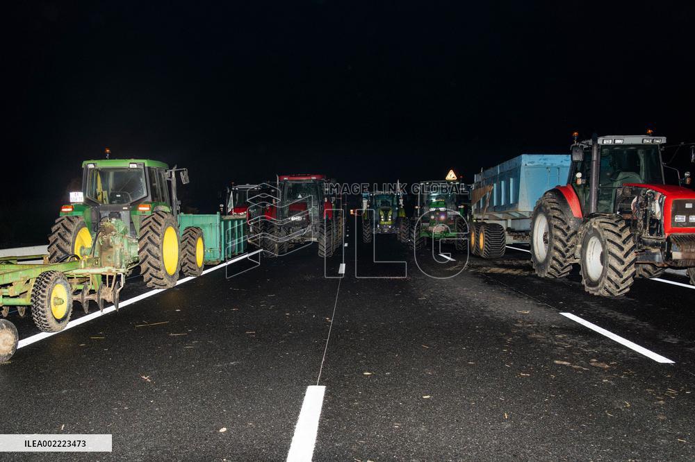 Farmers Block A61 Motorway - South Of Toulouse