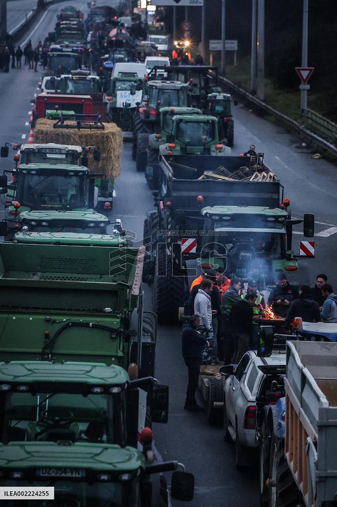 Farmers Block The Ring Road - Bordeaux