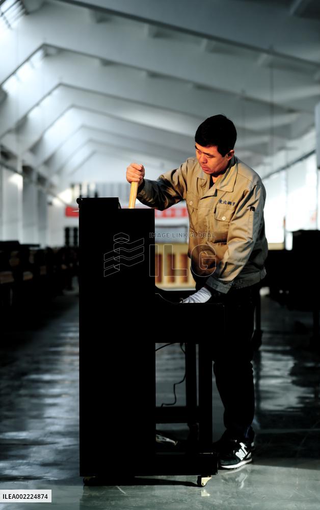 (ChineseToday)CHINA-LIAONING-YINGKOU-PIANO TUNER (CN)