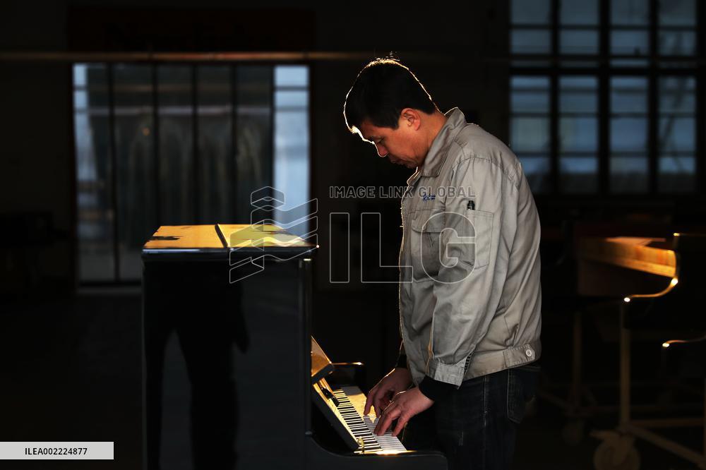 (ChineseToday)CHINA-LIAONING-YINGKOU-PIANO TUNER (CN)