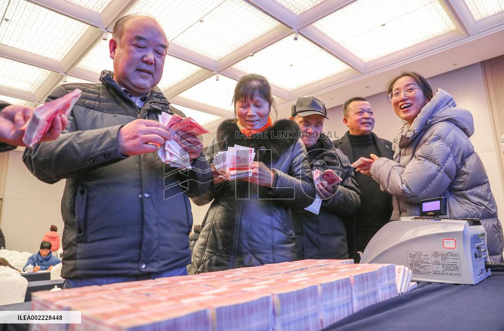 Villagers Receive Dividend Funds