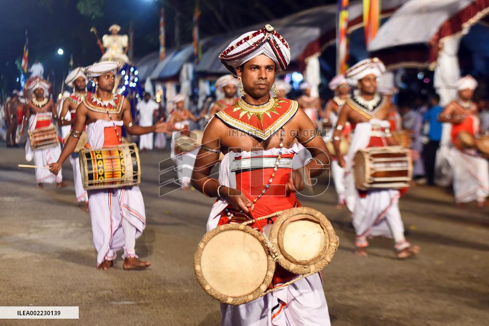SRI LANKA-KELANIYA-PERAHERA FESTIVAL-CELEBRATION