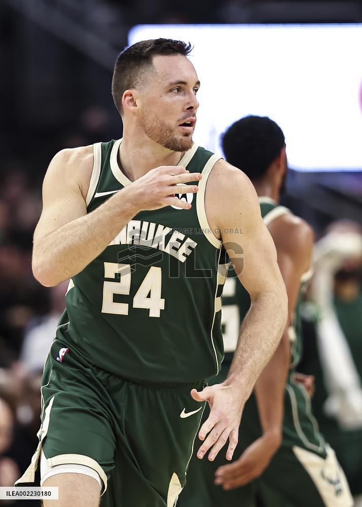 (SP)U.S.-MILWAUKEE-BASKETBALL-NBA-BUCKS VS CAVALIER