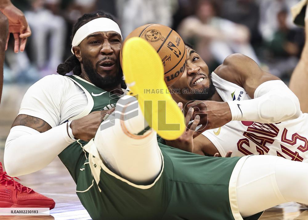 (SP)U.S.-MILWAUKEE-BASKETBALL-NBA-BUCKS VS CAVALIER