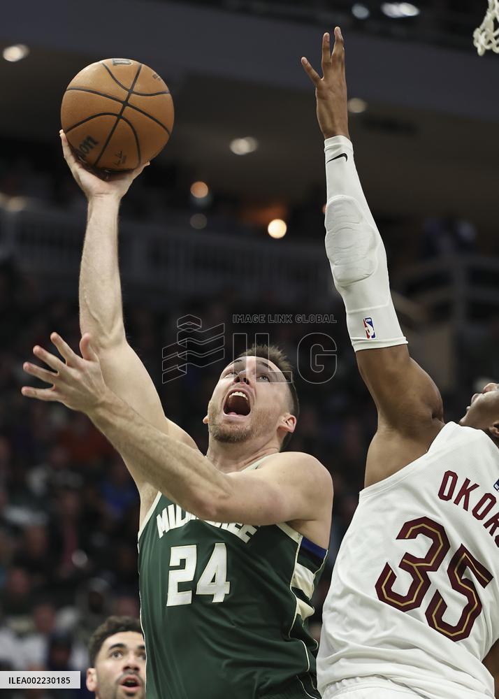 (SP)U.S.-MILWAUKEE-BASKETBALL-NBA-BUCKS VS CAVALIER