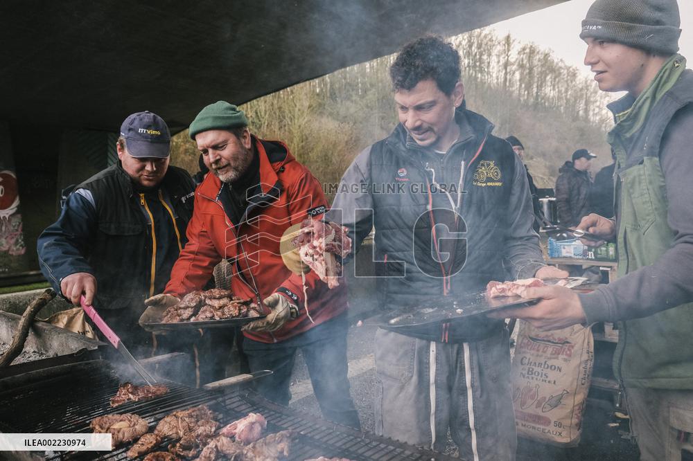 Farmers Block A16 Motorway - Beauvais