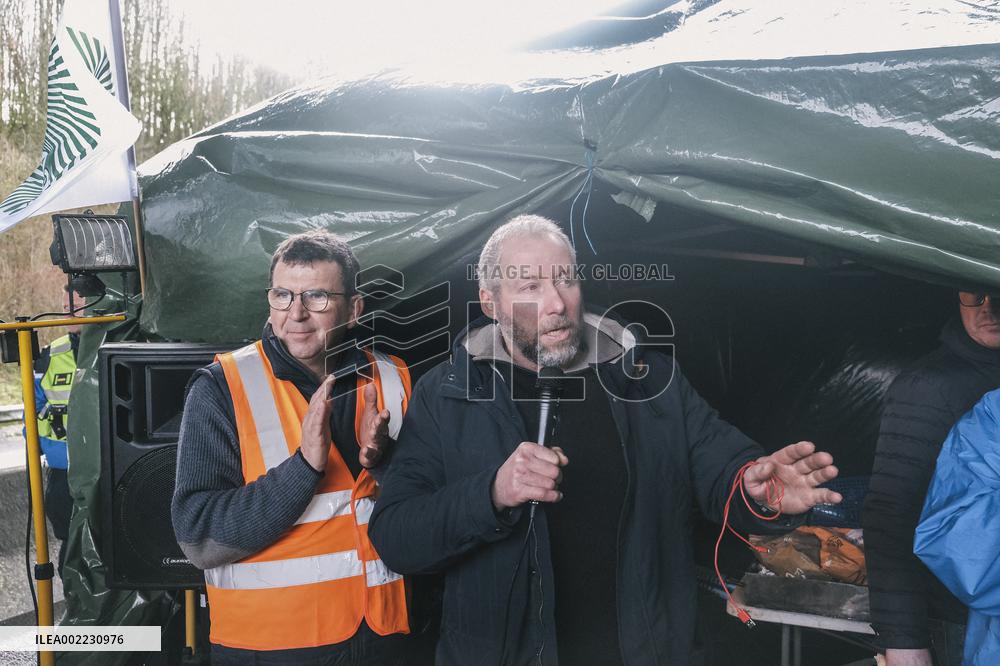 Farmers Block A16 Motorway - Beauvais