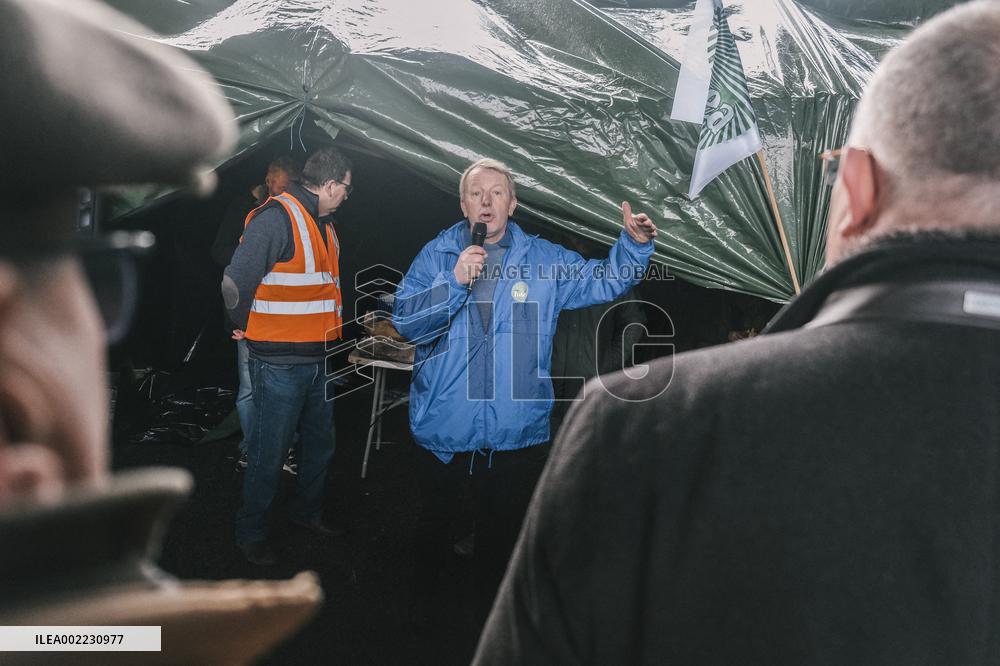 Farmers Block A16 Motorway - Beauvais