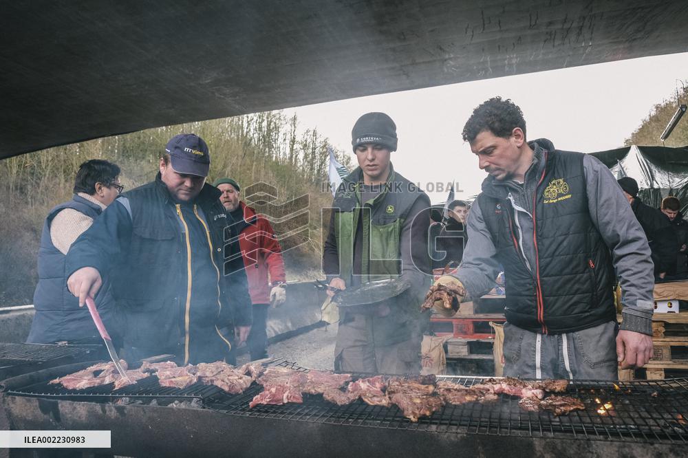 Farmers Block A16 Motorway - Beauvais