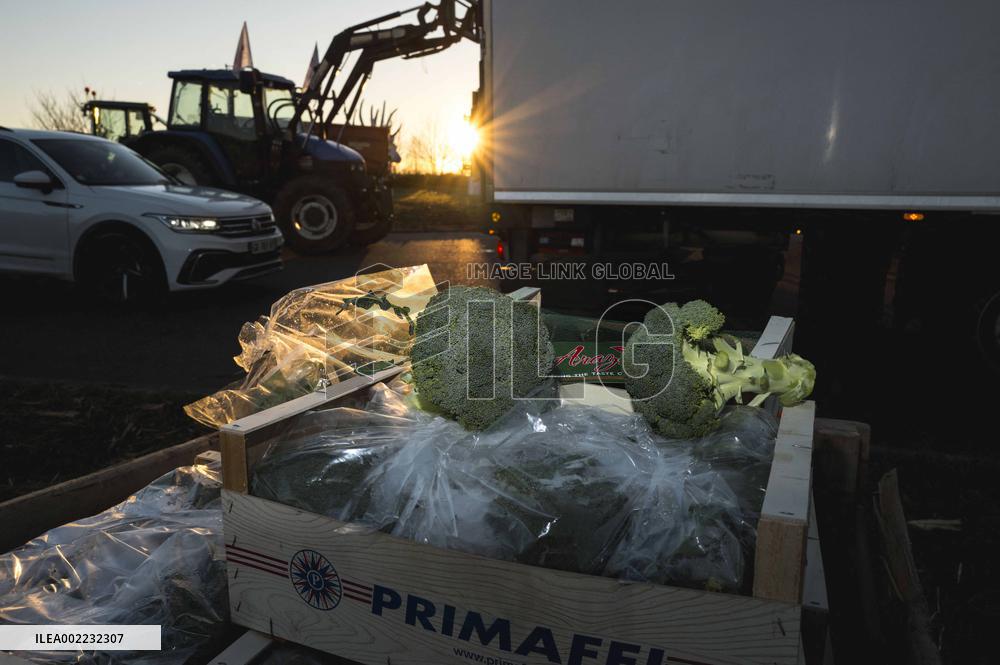 Checking trucks carrying goods - Montauban