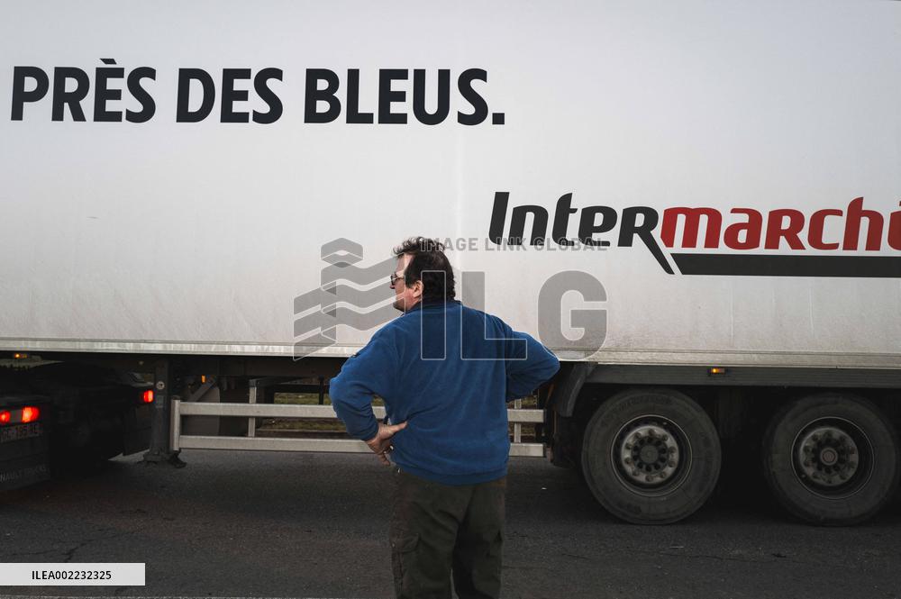 Checking trucks carrying goods - Montauban
