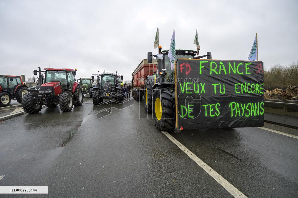 Farmers Block A1 Motorway - Lille
