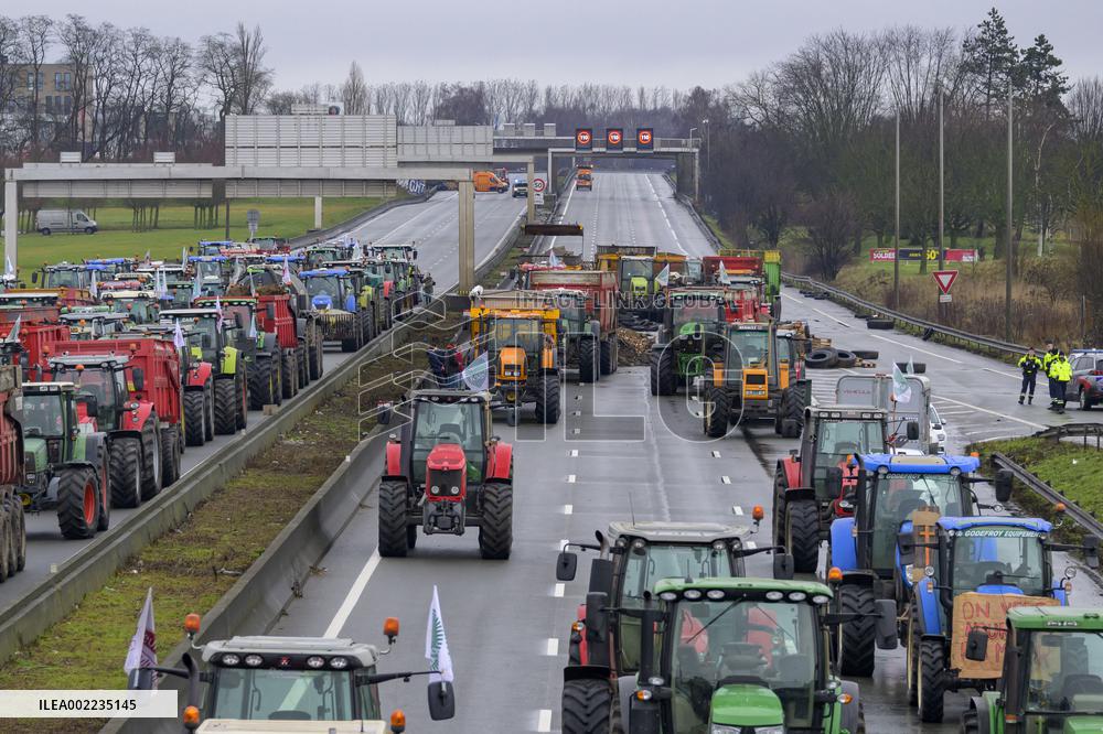 Farmers Block A1 Motorway - Lille