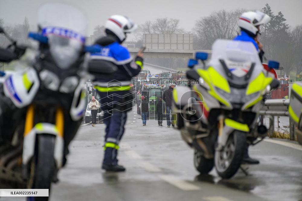Farmers Block A1 Motorway - Lille