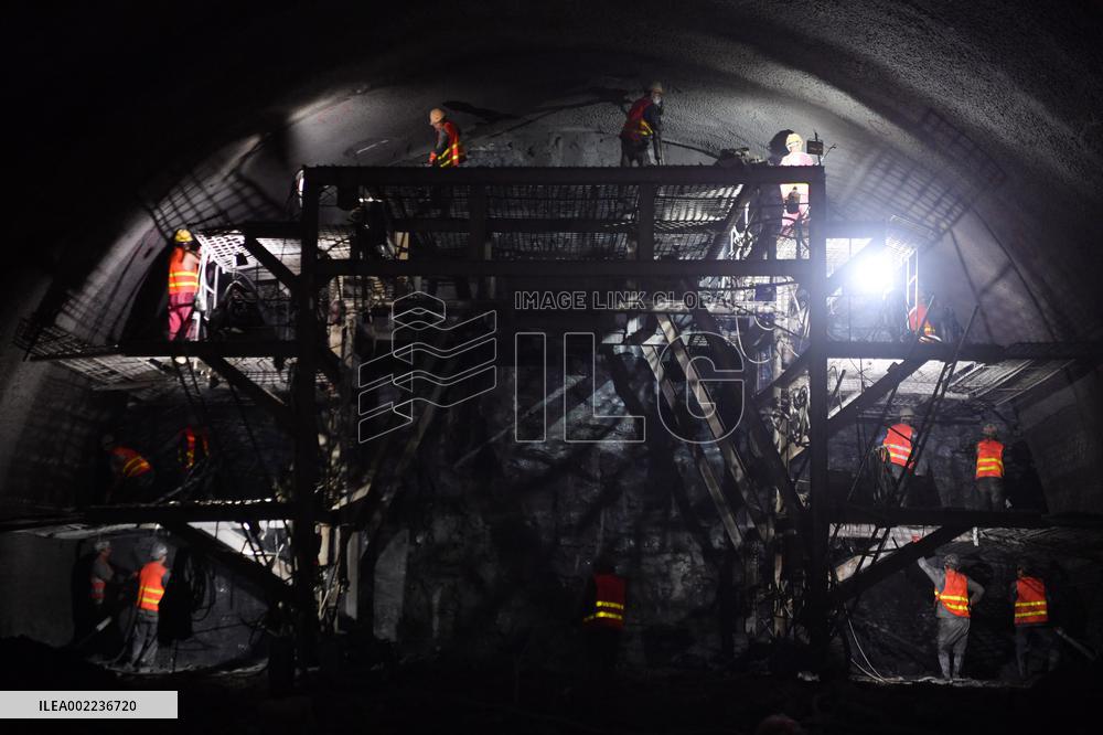 CHINA-SHAANXI-XI'AN-HIGH SPEED RAILWAY-CONSTRUCTION